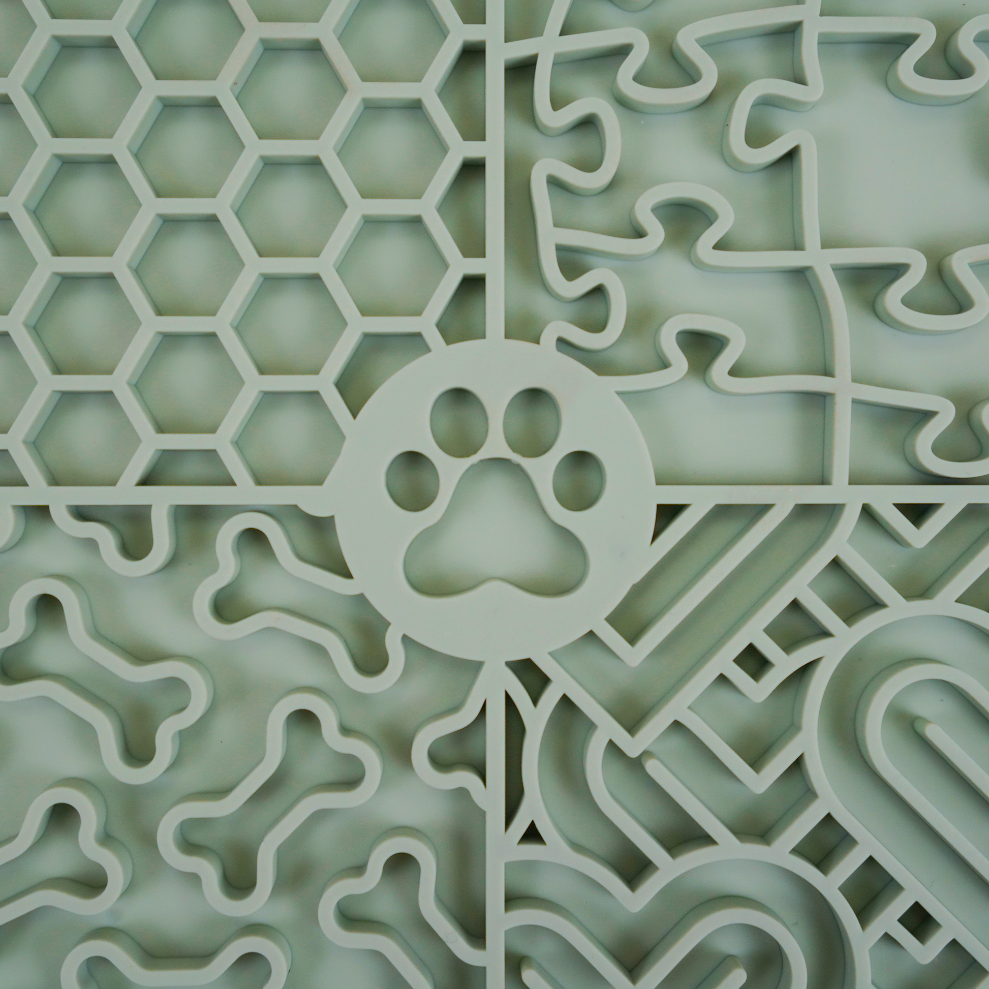 Non-slip suction slow feeder mat for messy eaters